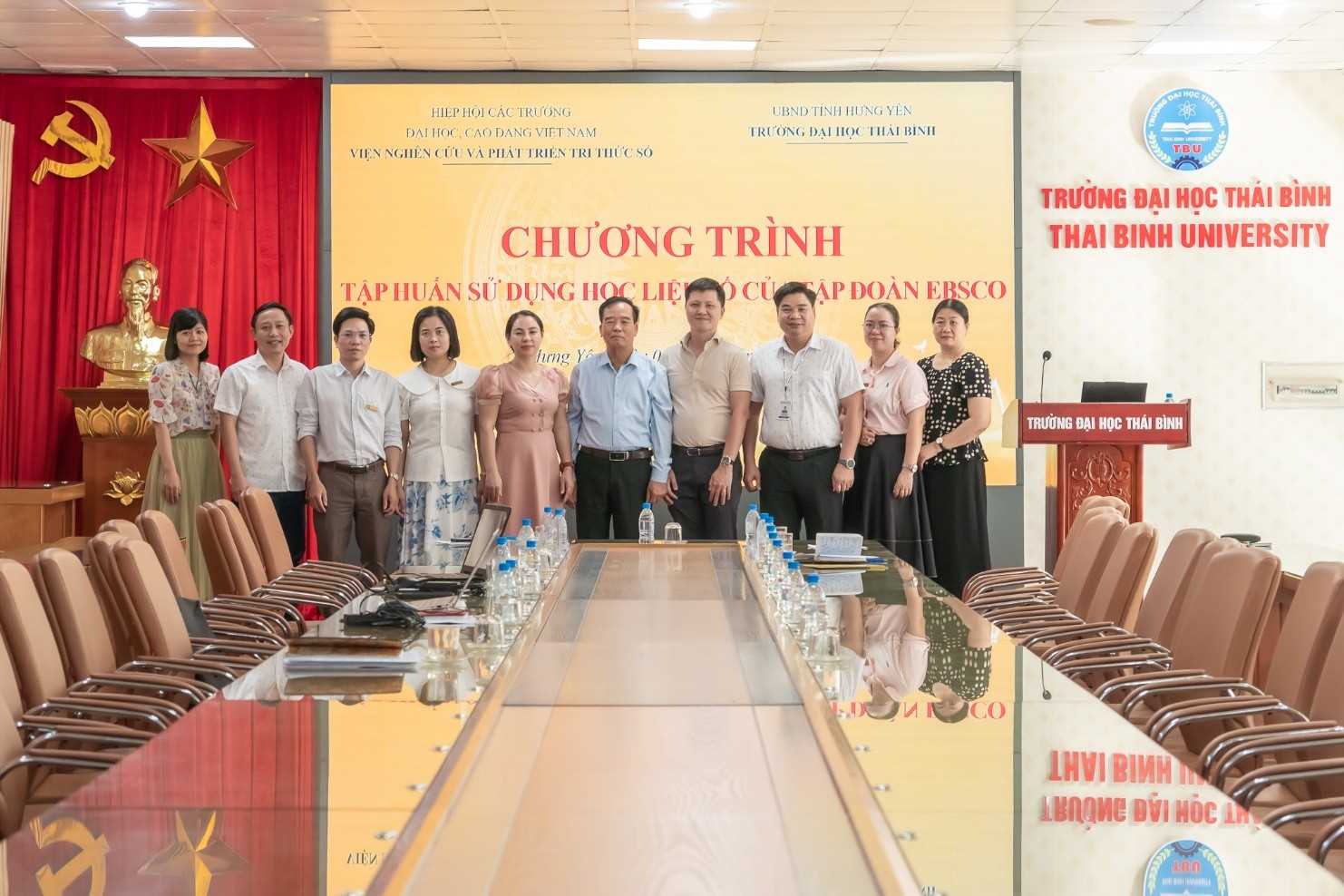 PHỐI HỢP TỔ CHỨC TẬP HUẤN HỌC LIỆU EBSCO